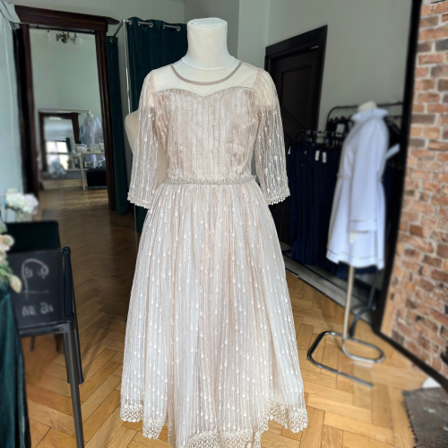 Elegancka sukienka dziewczęca 140 cm beżowa z koronką
