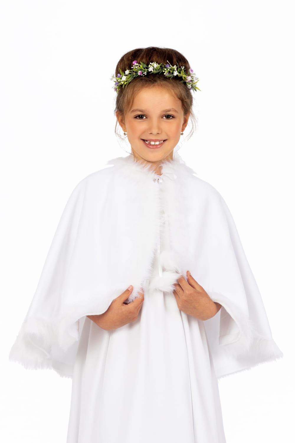 Biała pelerynka komunijna dla dziewczynki z futerkiem